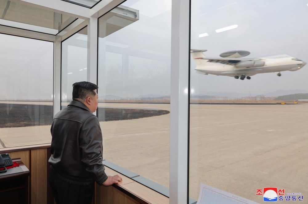 ▲▼北韓官媒公開金正恩搭乘空中預警機視察的畫面。（圖／翻攝自朝中社）
