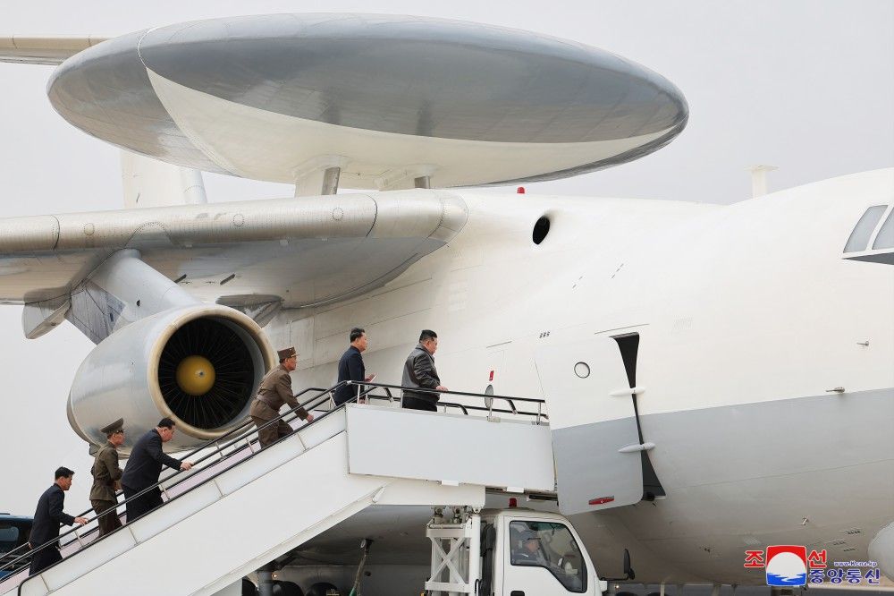 ▲▼北韓官媒公開金正恩搭乘空中預警機視察的畫面。（圖／翻攝自朝中社）