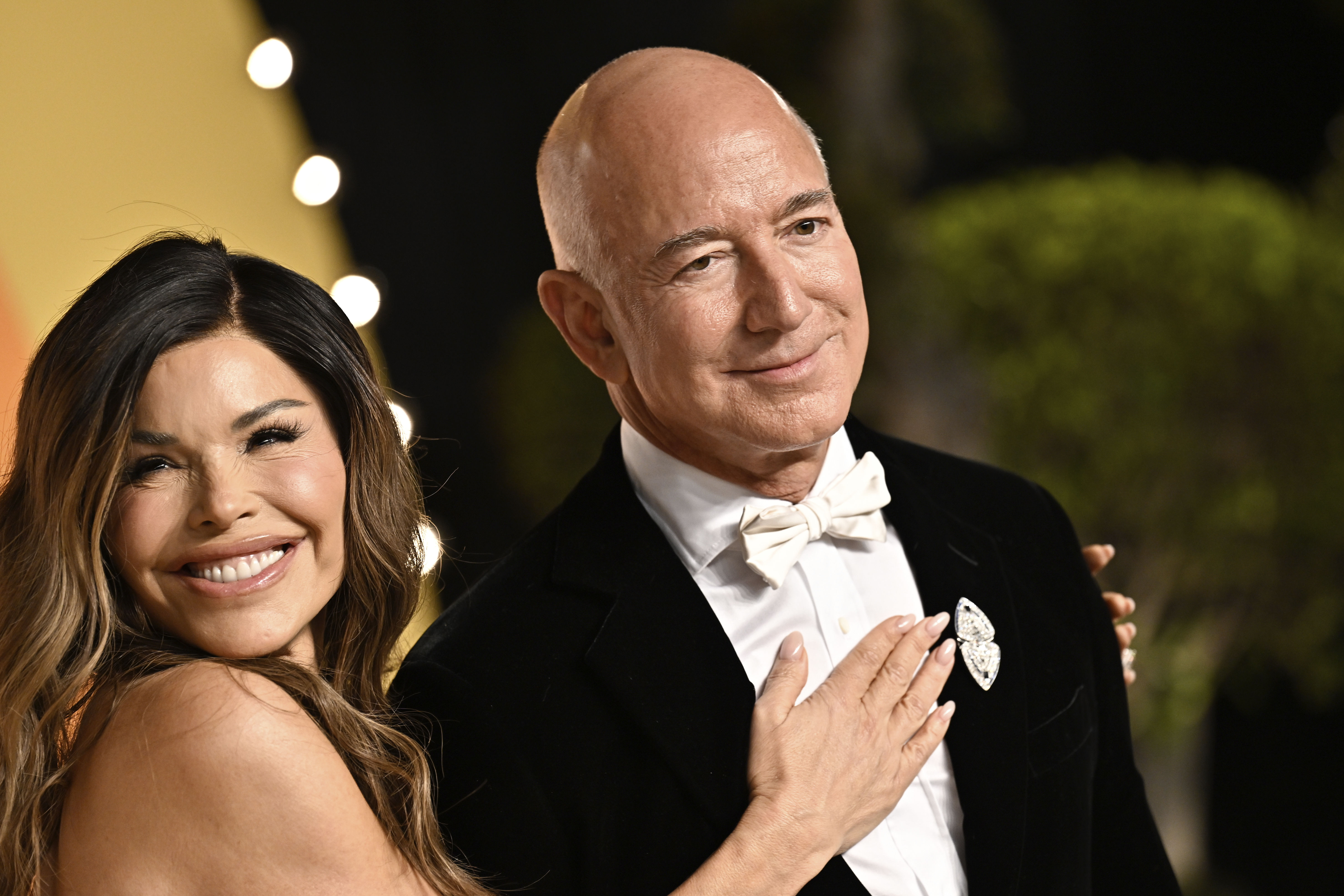 ▲▼ 亞馬遜創辦人貝佐斯（Jeff Bezos）與未婚妻桑切斯（Lauren Sánchez）。（圖／達志影像／美聯社）
