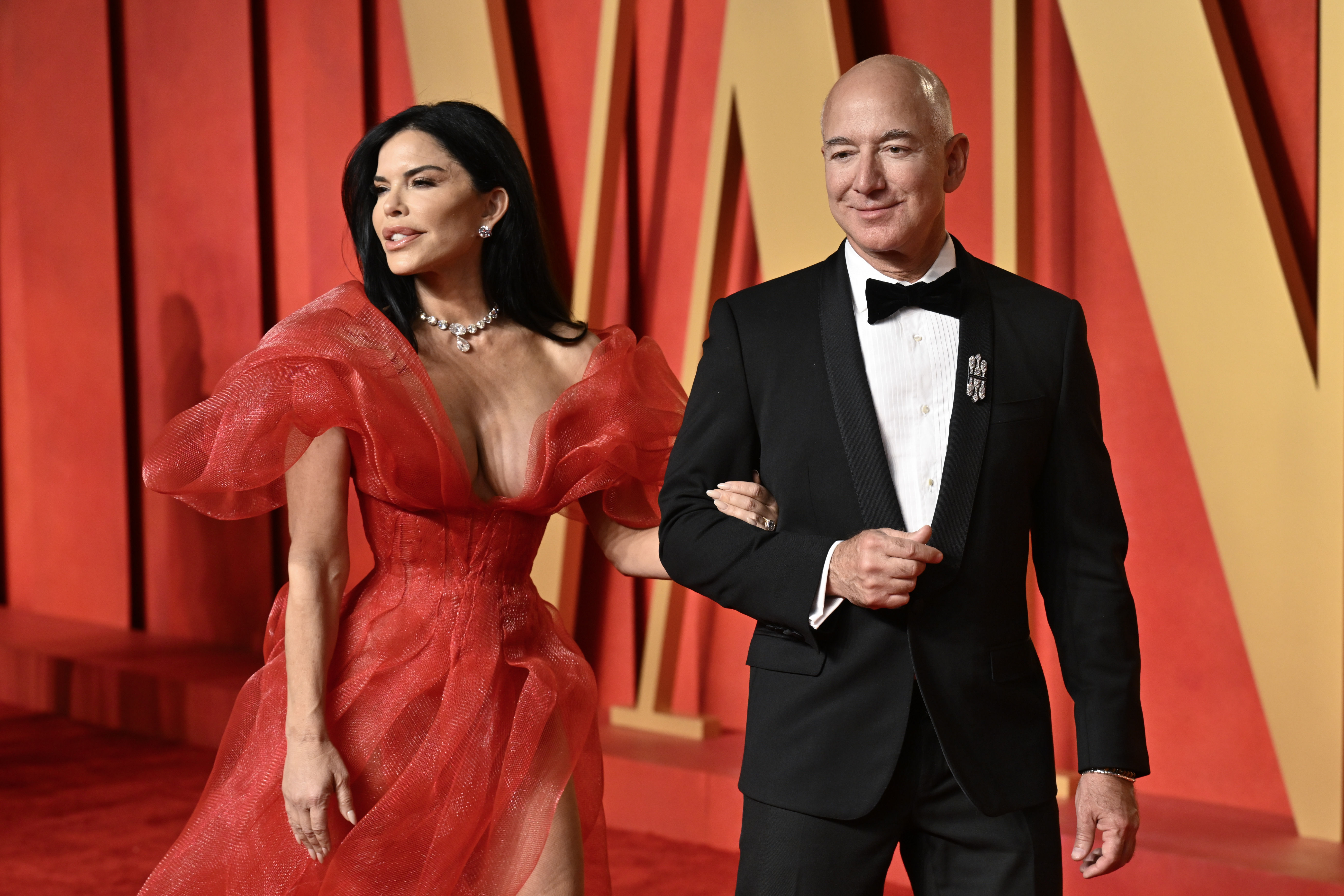 ▲▼ 亞馬遜創辦人貝佐斯（Jeff Bezos）與未婚妻桑切斯（Lauren Sánchez）。（圖／達志影像／美聯社）