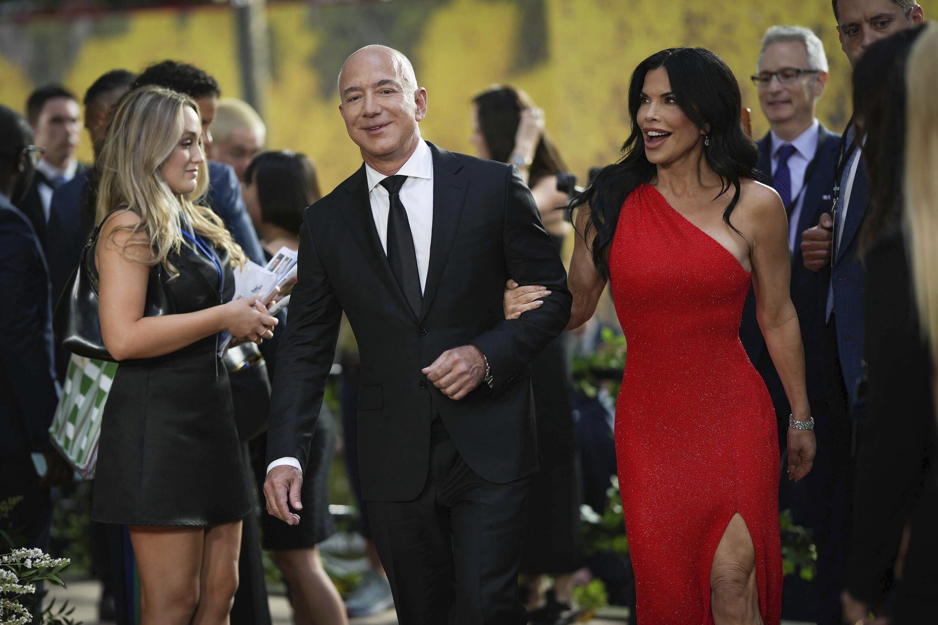 ▲▼ 亞馬遜創辦人貝佐斯（Jeff Bezos）與未婚妻桑切斯（Lauren Sánchez）。（圖／達志影像／美聯社）