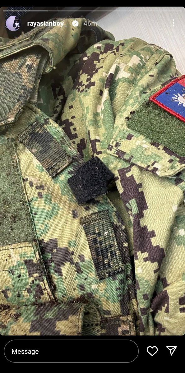 ▲▼Ray曬出迷彩軍服，貼中華民國國旗。（圖／翻攝自IG）