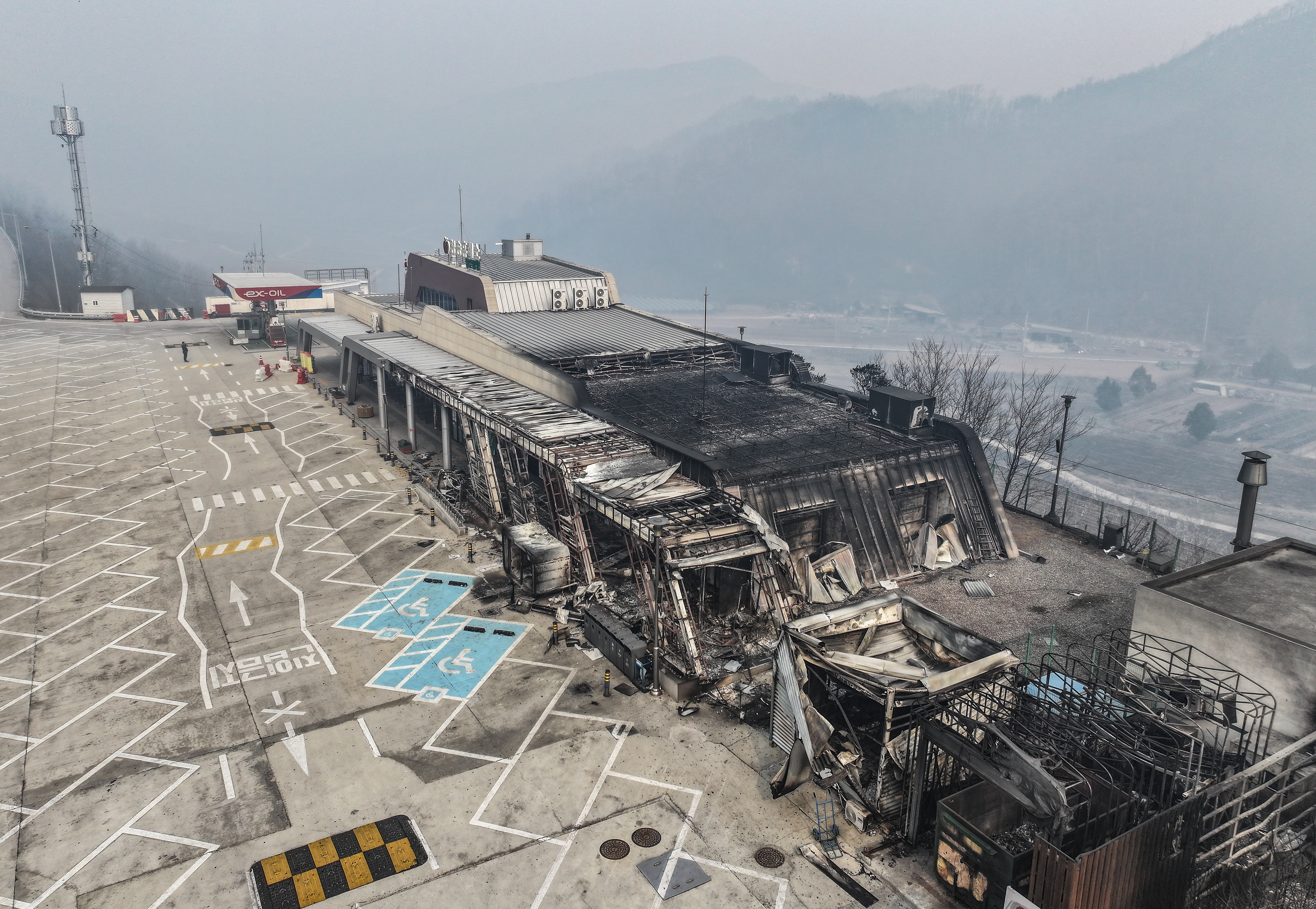 ▲▼南韓慶尚北道義城郡發生山林大火，瑞山盈德高速公路的青松休息站燒成廢墟。（圖／達志影像／newscom）