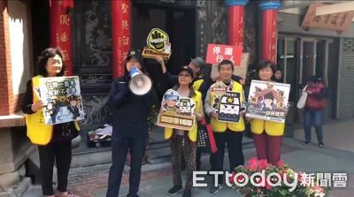 台中警耳邊「大聲公」洗腦...阻詐超有效 婆媽領小秘笈超開心