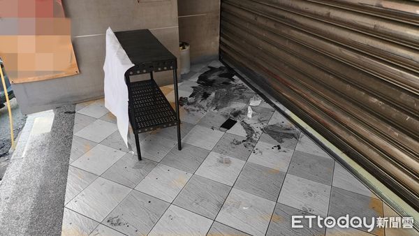 ▲▼桃園驚傳情殺案，30歲姜男趁28歲李女買飲料時，從背後猛刺再自殘，現場滿地鮮血             。（圖／記者沈繼昌翻攝，照片已做變色處理）