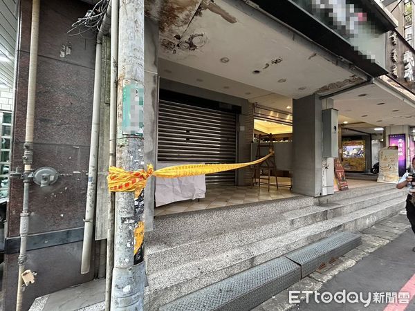 ▲▼桃園驚傳情殺案，30歲姜男趁28歲李女買飲料時，從背後猛刺再自殘，現場滿地鮮血             。（圖／記者沈繼昌翻攝，照片已做變色處理）