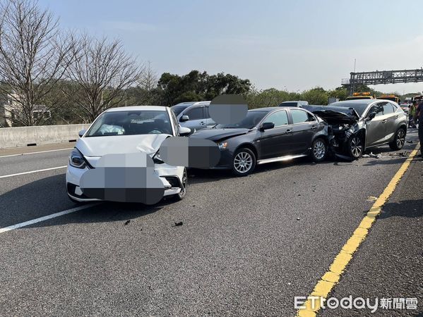 ▲▼國3北上121.5公里6車追撞，4人受傷送醫             。（圖／記者楊永盛翻攝）
