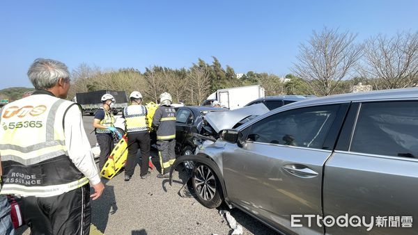 ▲▼國3北上121.5公里6車追撞，4人受傷送醫 。（圖／記者楊永盛翻攝）