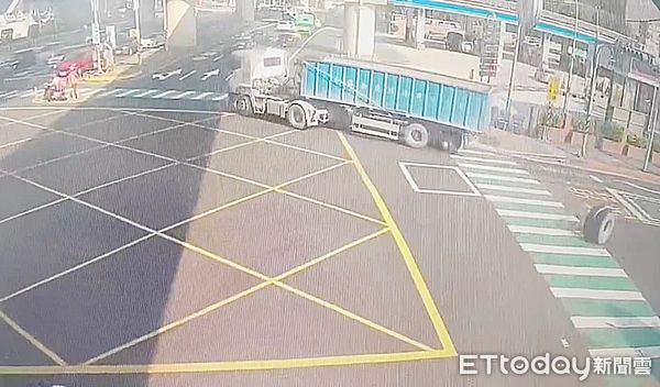 ▲桃園市龜山區今天上午發生一輛聯結車右轉文化一路時，左後輪突然整組脫落，滑向對向車道驚險畫面。（圖／記者沈繼昌翻攝）
