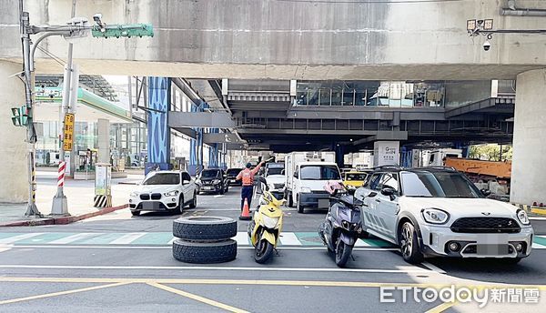 ▲桃園市龜山區今天上午聯結車右轉時，左後輪突然整組脫落滑向對向車道造成2名騎士被擊落，圖為脫落輪胎與2輛機車。（圖／記者沈繼昌翻攝）
