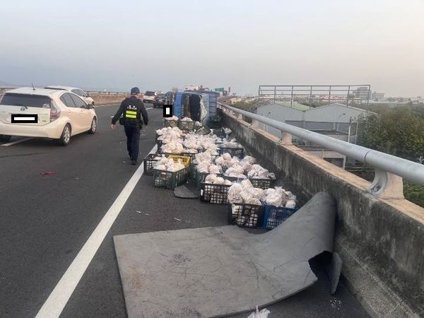 ▲台76線貨車自撞護欄翻覆袖珍菇散落一地。（圖／記者唐詠絮翻攝）