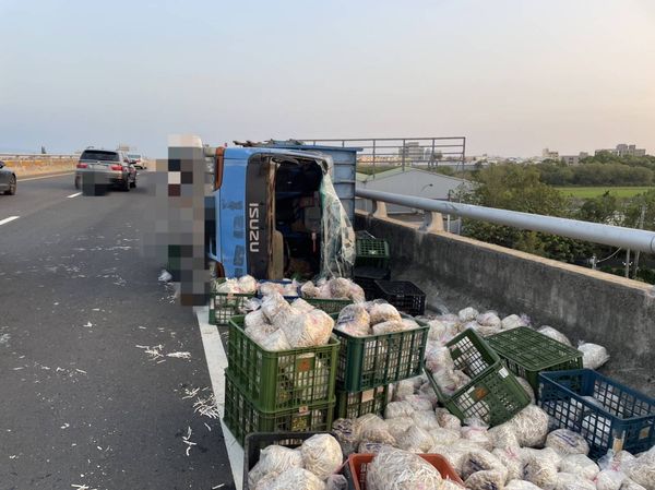 ▲台76線貨車自撞護欄翻覆袖珍菇散落一地。（圖／記者唐詠絮翻攝）