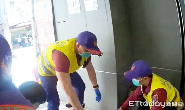 ▲桃園市姜姓男子今天下午持刀猛刺女同事重傷，隨後自戕也倒地，警方與救護人員對2名傷者進行急救。（圖／記者沈繼昌翻攝）