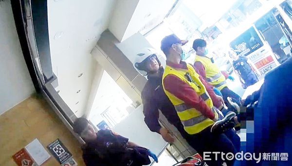 ▲桃園市姜姓男子今天下午持刀猛刺女同事重傷，隨後自戕倒地，救護人員與警方到場急救中。（圖／記者沈繼昌翻攝）