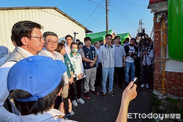 ▲行政院長卓榮泰前往台南視察0121嘉南地區地震災後復原重建情形，要求行政團隊攜手地方政府與地方民代，共同找出問題，用最快時間讓所有災損得以彌平。（圖／記者林東良翻攝，下同）