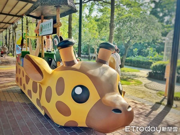 ▲頑皮世界動物園邀請所有大小朋友，於兒童節4天連假來參加《動物遊行嘉年華》，用最萌的動物裝扮，跟著動物花車遶場，在非洲戰鼓表演聲中，和熱情的動物互動。（圖／記者林東良翻攝，下同）