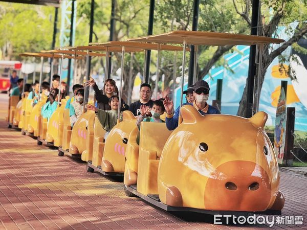 ▲頑皮世界動物園邀請所有大小朋友，於兒童節4天連假來參加《動物遊行嘉年華》，用最萌的動物裝扮，跟著動物花車遶場，在非洲戰鼓表演聲中，和熱情的動物互動。（圖／記者林東良翻攝，下同）