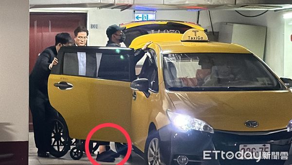 ▲林明佐配戴電子腳鐐離開。（圖／記者許權毅翻攝）