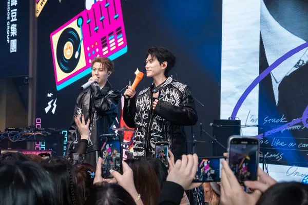 ▲緯豆集團春酒今年邀請到邱勝翊(王子)與邱宇辰同台登場，獻唱最新作品Candy，甚至JPM意外合體大合唱。（圖／緯豆集團）