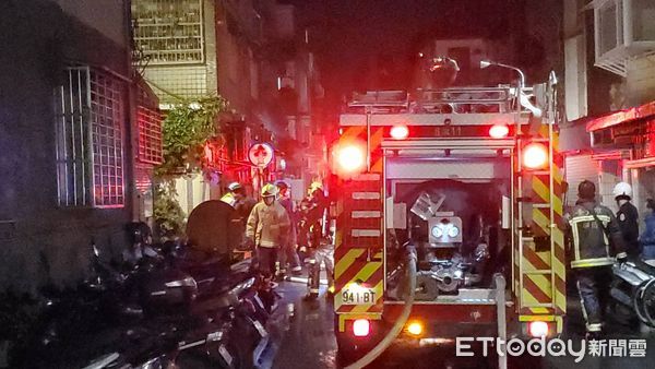 ▲▼台北市凌晨2點多信義區嘉興街175巷內一棟住宅頂樓發生火警。（圖／記者黃彥傑翻攝）