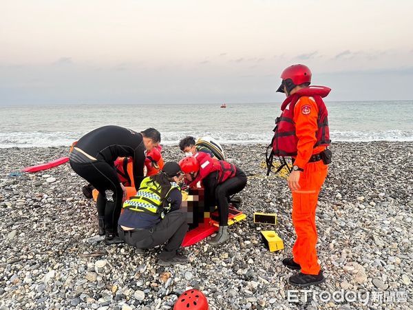 ▲▼員警與海巡人員協力將落海民眾救上岸。（圖／第一二海巡隊提供，下同）