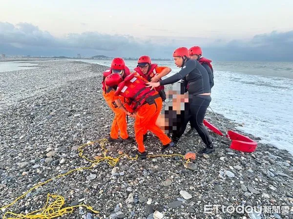 ▲▼員警與海巡人員協力將落海民眾救上岸。（圖／第一二海巡隊提供，下同）