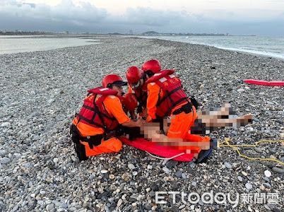 ▲▼員警與海巡人員協力將落海民眾救上岸。（圖／第一二海巡隊提供，下同）