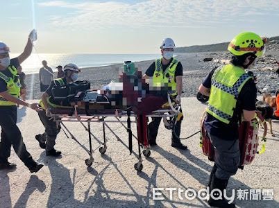 ▲▼員警與海巡人員協力將落海民眾救上岸。（圖／第一二海巡隊提供，下同）