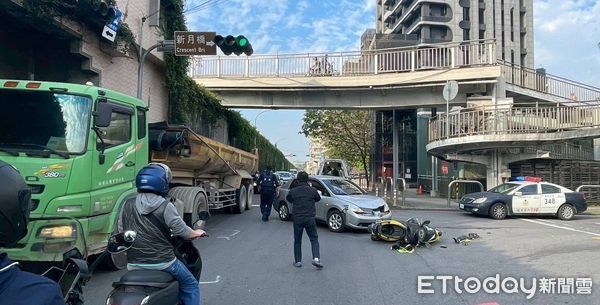 ▲▼ 新北市新莊環漢路與碧江街口今（27）日上午7時許發生一起交通事故  。（圖／記者陳以昇翻攝）