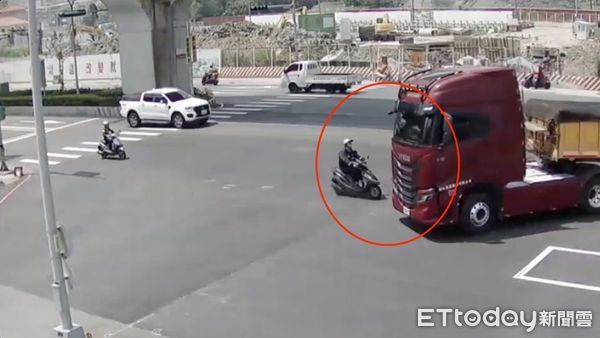 ▲▼砂石車違規左轉致機車騎士攔腰撞，機車車頭毀損、物品散落一地             。（圖／記者陳以昇翻攝）