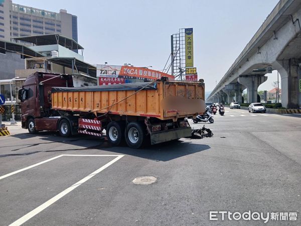 ▲▼砂石車違規左轉致機車騎士攔腰撞，機車車頭毀損、物品散落一地             。（圖／記者陳以昇翻攝）