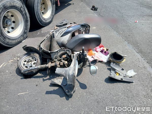 ▲▼砂石車違規左轉致機車騎士攔腰撞，機車車頭毀損、物品散落一地             。（圖／記者陳以昇翻攝）