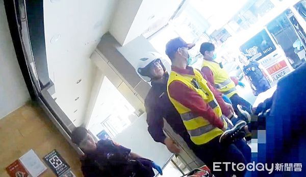 ▲桃園市姜姓男子昨天下午持刀猛刺女同事導致傷重命危，隨後自戕倒地，警方對2名傷者進行急救。（圖／記者沈繼昌翻攝）