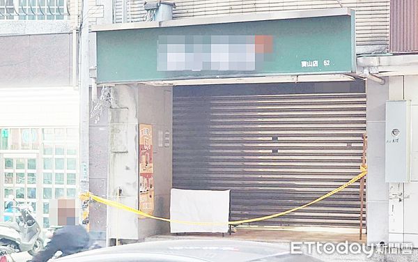 ▲桃園市姜姓男子今天下午持刀猛刺女同事重傷，隨後自戕倒地，警方在現場拉起封鎖線調查。（圖／記者沈繼昌翻攝）