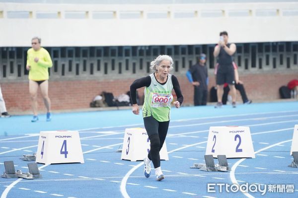 ▲▼花蓮縣原住民田徑運動協會及花蓮縣常青田徑協會參加常青田徑錦標賽，共奪得85面獎牌。（圖／花蓮縣政府提供，下同）