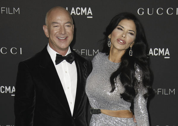 ▲▼ 亞馬遜創辦人貝佐斯（Jeff Bezos）與未婚妻桑切斯（Lauren S&aacute;nchez）。（圖／達志影像／美聯社）