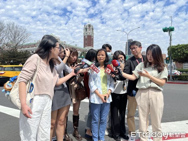 ▲▼北一女國文老師區桂芝被檢舉違反中立原則，今天出面否認。（圖／記者許敏溶攝）