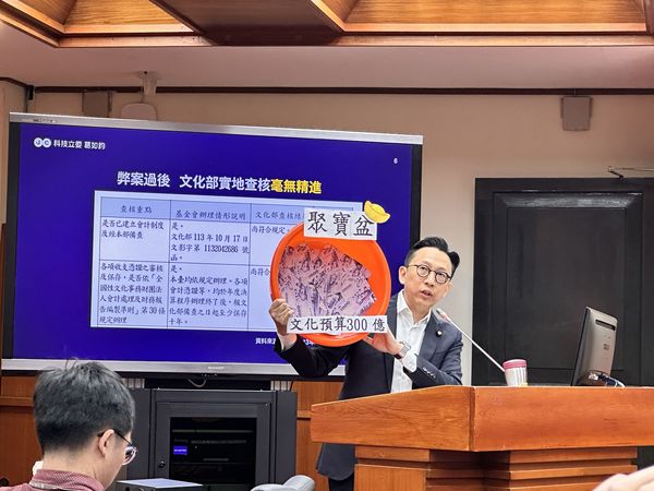 ▲▼立委葛如鈞送「盆子」給文化部長李遠，並貼上「聚寶盆」說：你是帶頭煮飯的人。（圖／記者林育綾攝）