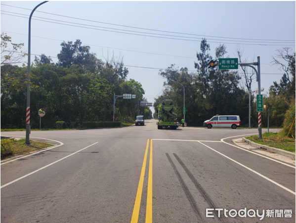 ▲▼金門縣金湖鎮三多路與南機路口，昨(26)日上午11時許發生一起交通事故  。（圖／記者林名揚翻攝）