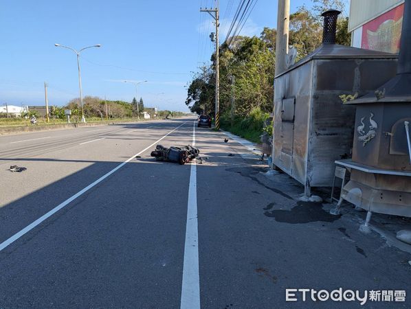 ▲苗栗通霄台1線今晨發生機車自撞金爐事故，徐姓騎士傷重倒臥血泊，送醫宣告不治。（圖／記者楊永盛翻攝）