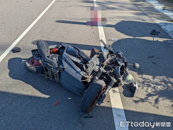 ▲苗栗通霄台1線今晨發生機車自撞金爐事故，徐姓騎士傷重倒臥血泊，送醫宣告不治。（圖／記者楊永盛翻攝）