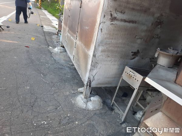 ▲苗栗通霄台1線今晨發生機車自撞金爐事故，徐姓騎士傷重倒臥血泊，送醫宣告不治。（圖／記者楊永盛翻攝）