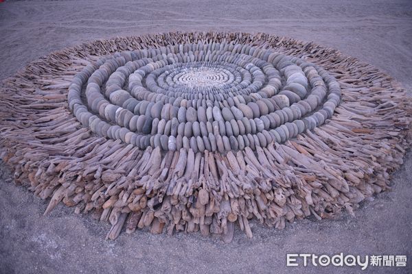 ▲▼八位國際知名地景藝術家，就地取材創作簡約卻富有張力的疊石藝術。（圖／花蓮縣政府提供，下同）