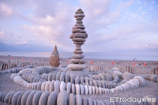 ▲▼八位國際知名地景藝術家，就地取材創作簡約卻富有張力的疊石藝術。（圖／花蓮縣政府提供，下同）