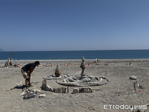 ▲▼八位國際知名地景藝術家，就地取材創作簡約卻富有張力的疊石藝術。（圖／花蓮縣政府提供，下同）