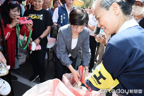 ▲台南市政府攜手舊鞋救命國際基督關懷協會、慈濟慈善事業基金會、企業、學校等單位，在安平區安億公有停車場舉辦大型募集活動，市長黃偉哲到場關心並感謝志工協助整理物資的辛勞。（圖／記者林東良翻攝，下同）
