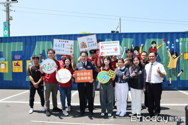 ▲台南市政府攜手舊鞋救命國際基督關懷協會、慈濟慈善事業基金會、企業、學校等單位，在安平區安億公有停車場舉辦大型募集活動，市長黃偉哲到場關心並感謝志工協助整理物資的辛勞。（圖／記者林東良翻攝，下同）