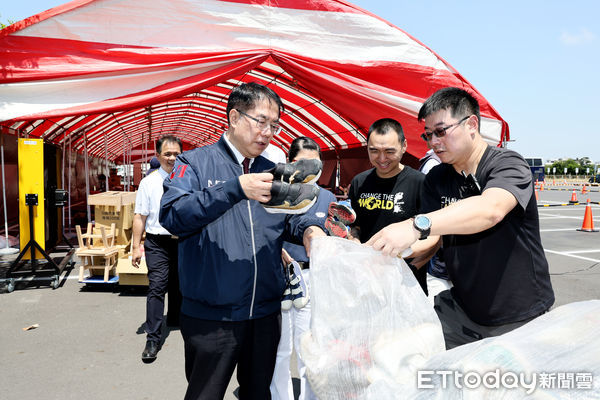 ▲台南市政府攜手舊鞋救命國際基督關懷協會、慈濟慈善事業基金會、企業、學校等單位，在安平區安億公有停車場舉辦大型募集活動，市長黃偉哲到場關心並感謝志工協助整理物資的辛勞。（圖／記者林東良翻攝，下同）