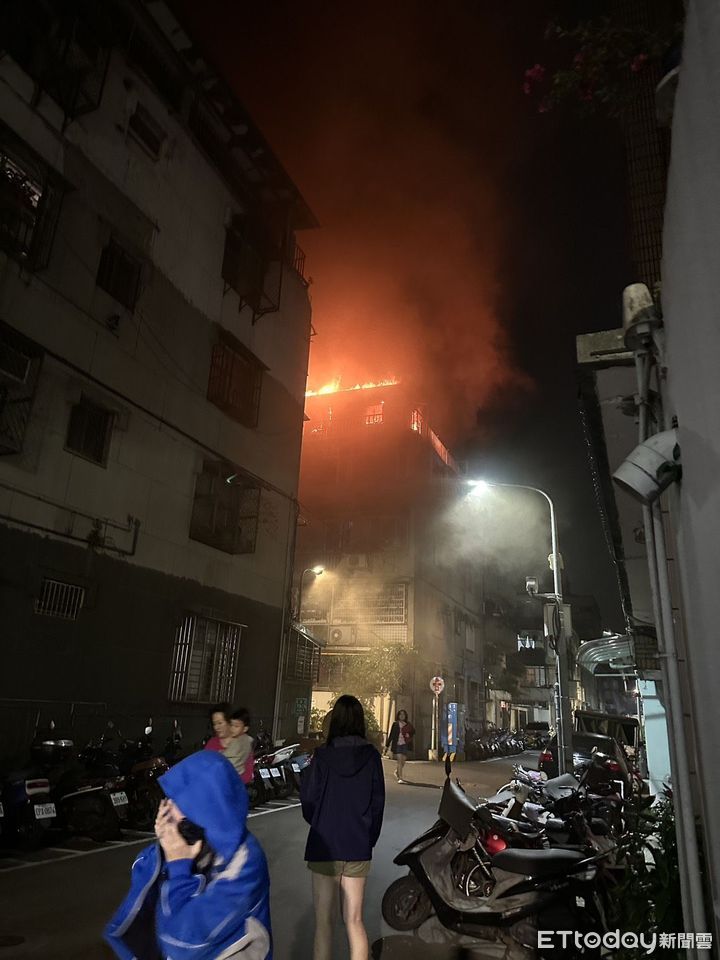 ▲▼台北市凌晨2點多信義區嘉興街175巷內一棟住宅頂樓發生火警。（圖／民眾提供）