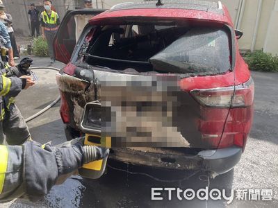 彰化轎車停住家門口「突冒煙」!警消急灑水降溫 車屁股一片焦黑